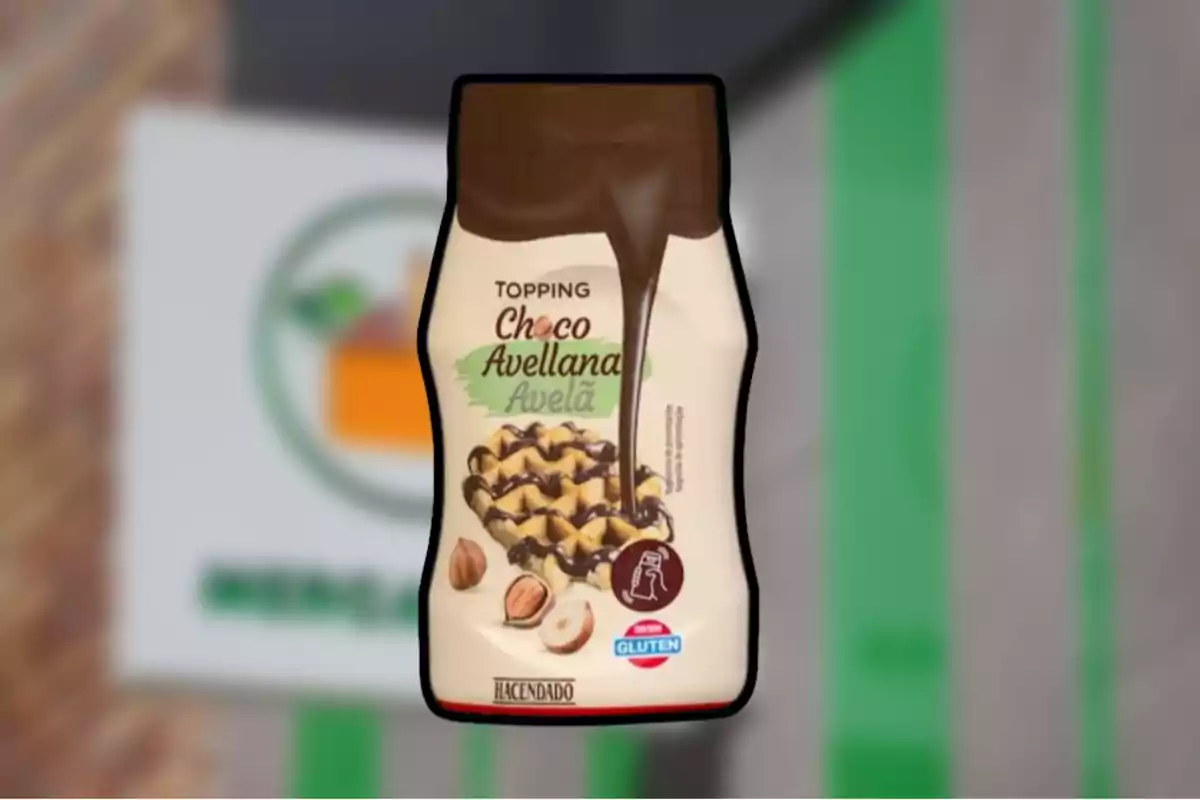Envàs de topping de xocolata i avellana amb disseny de gofres i avellanes al davant. Envàs de topping de xocolata i avellana amb disseny de gofres i avellanes al davant.