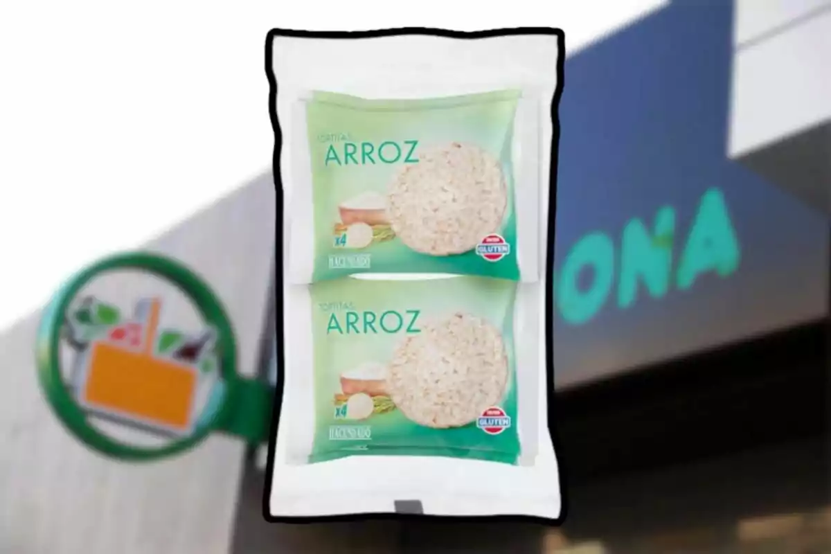 Paquet de tortitas d'arròs davant d'un supermercat. Paquet de tortitas d'arròs davant d'un supermercat.
