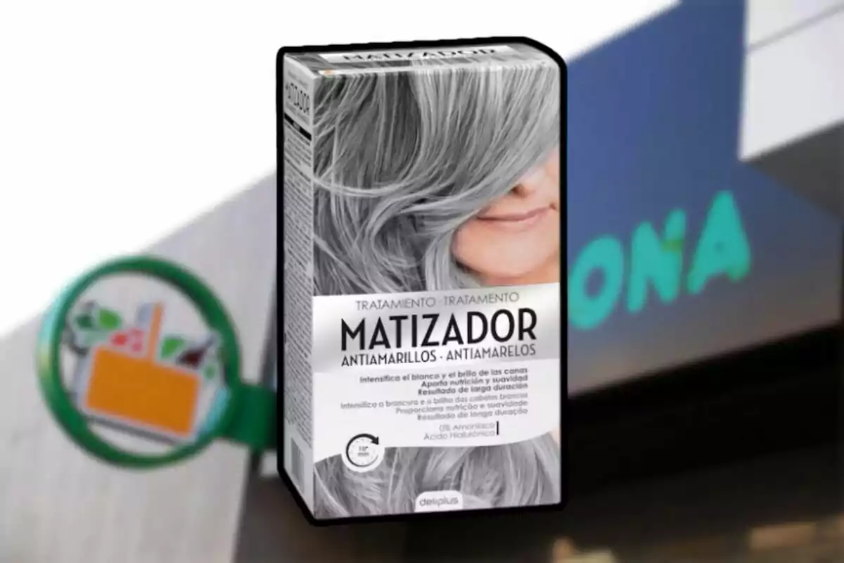 Caixa de matitzador antigorcs Deliplus per a cabell canós amb fons de supermercat desenfocat Caixa de matitzador antigorcs Deliplus per a cabell canós amb fons de supermercat desenfocat