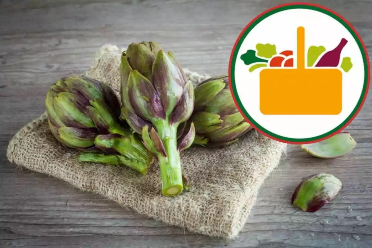 Alcachofas frescas sobre un saco de yute con un icono de cesta de alimentos al lado. Alcachofas frescas sobre un saco de yute con un icono de cesta de alimentos al lado.