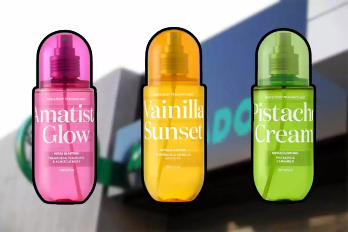 Tres ampolles de fragàncies per al cos i els cabells en colors rosa, taronja i verd amb els noms Amatist Glow, Vainilla Sunset i Pistacho Cream sobre un fons desenfocat d’una botiga. Tres ampolles de fragàncies per al cos i els cabells en colors rosa, taronja i verd amb els noms Amatist Glow, Vainilla Sunset i Pistacho Cream sobre un fons desenfocat d’una botiga.