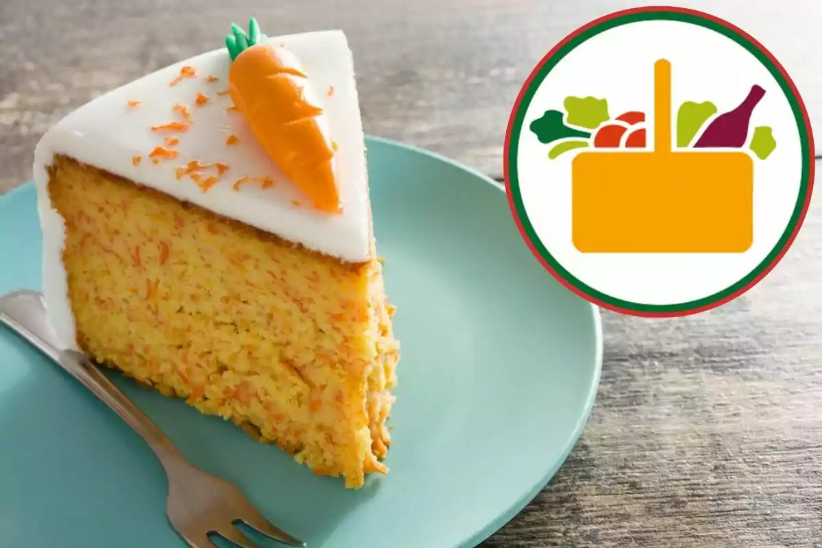 Un tros de pastís de pastanaga amb cobertura blanca i una pastanaga decorativa a sobre, servit en un plat blau al costat d'una forquilla, amb un logotip d'aliments al costat. Un tros de pastís de pastanaga amb cobertura blanca i una pastanaga decorativa a sobre, servit en un plat blau al costat d'una forquilla, amb un logotip d'aliments al costat.