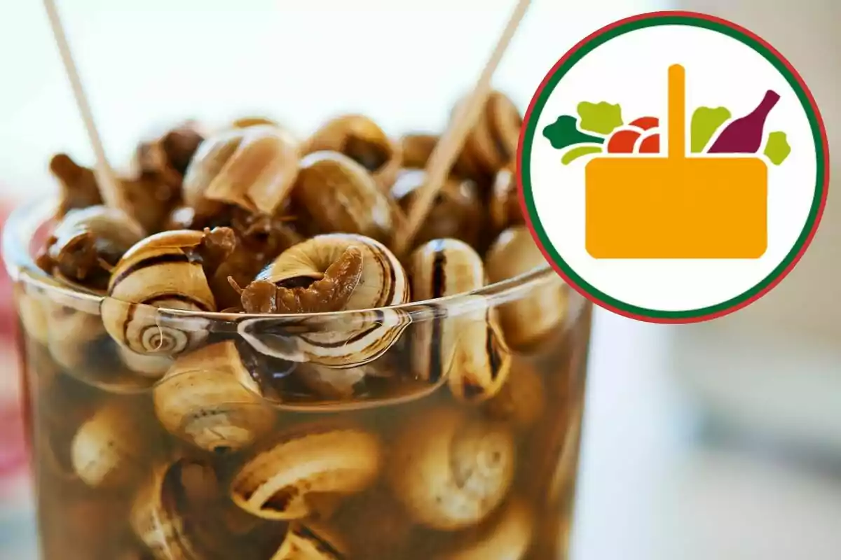 Cargols cuits en un got amb escuradents i una icona de cistella d’aliments a la cantonada superior dreta Cargols cuits en un got amb escuradents i una icona de cistella d’aliments a la cantonada superior dreta