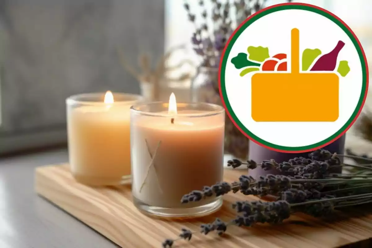 Espelmes enceses sobre una taula de fusta amb branques de lavanda al costat i un logotip de cistella de compres a la cantonada superior dreta.