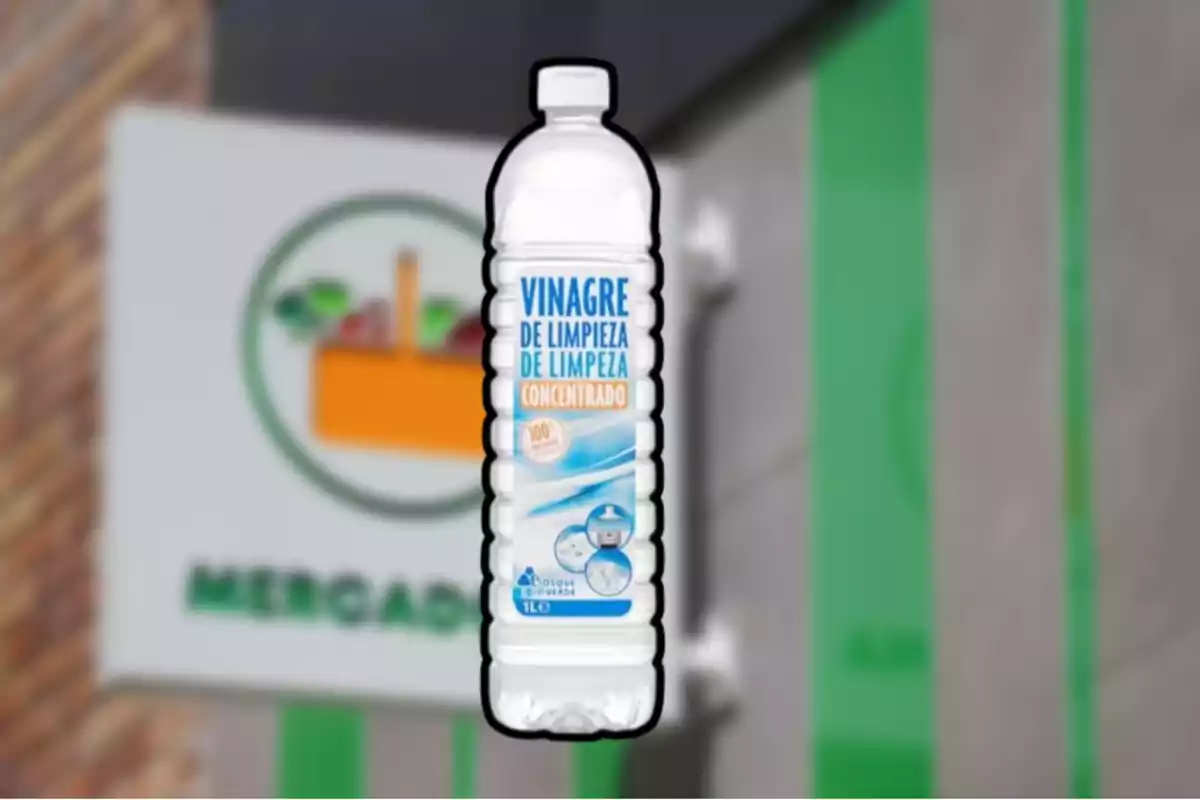 Una ampolla de vinagre de neteja concentrat davant d'un cartell de supermercat. Una ampolla de vinagre de neteja concentrat davant d'un cartell de supermercat.
