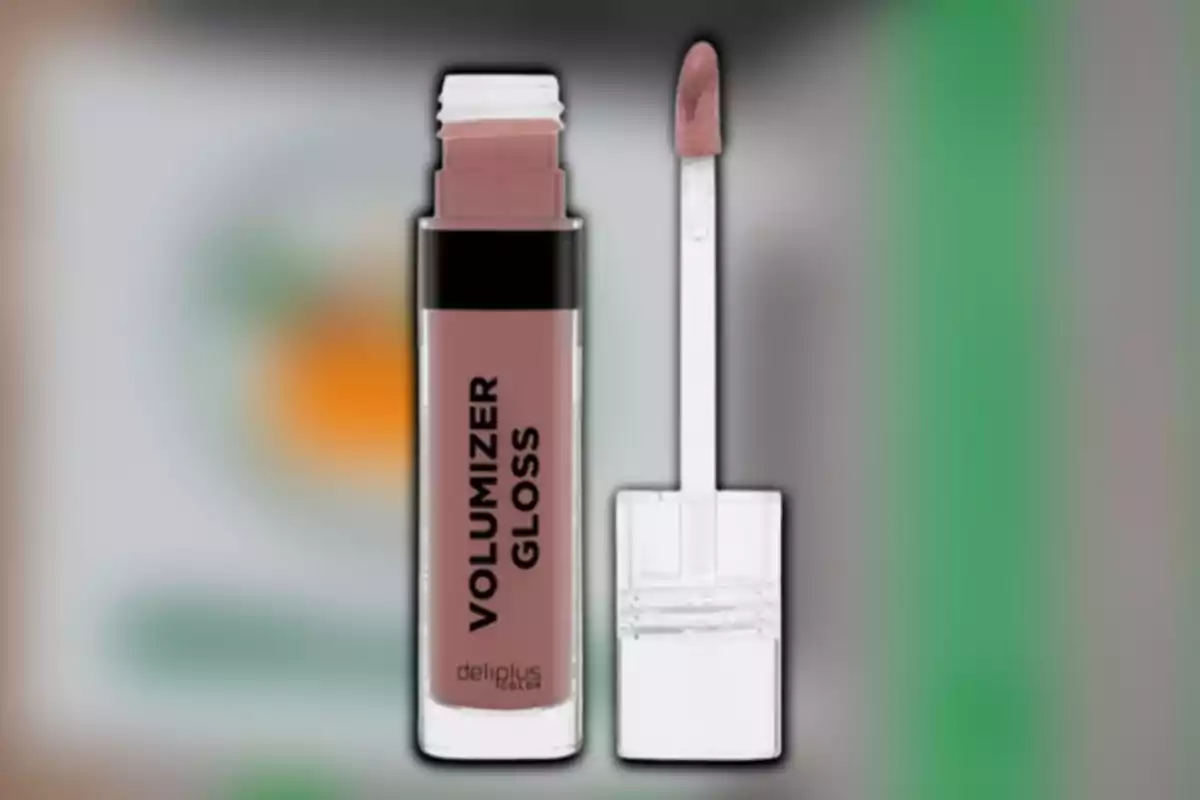 Un brillo de labios volumizador de la marca Deliplus Color con aplicador. Un brillo de labios volumizador de la marca Deliplus Color con aplicador.