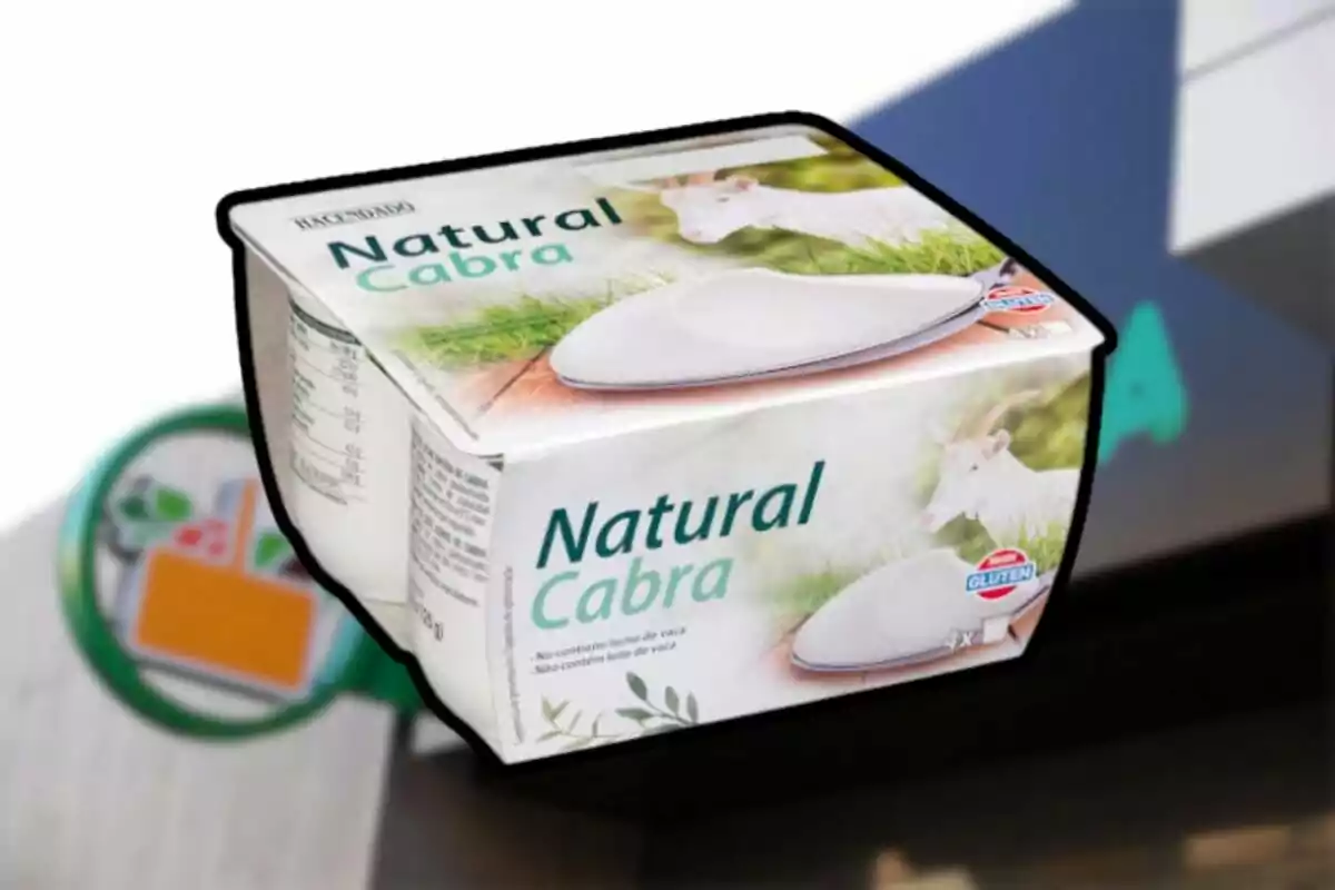 Envàs de iogurt natural de cabra de la marca Hacendado amb disseny que inclou una imatge d'una cabra i un segell que indica que no conté gluten.