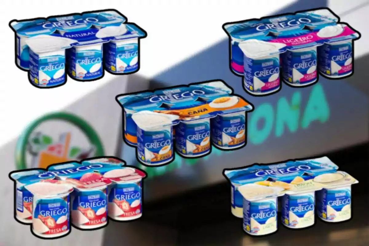 Imatge de diversos paquets de iogurt grec de diferents sabors, incloent-hi natural, lleuger, canya, maduixa i llimona, amb un fons borrós d'un supermercat.