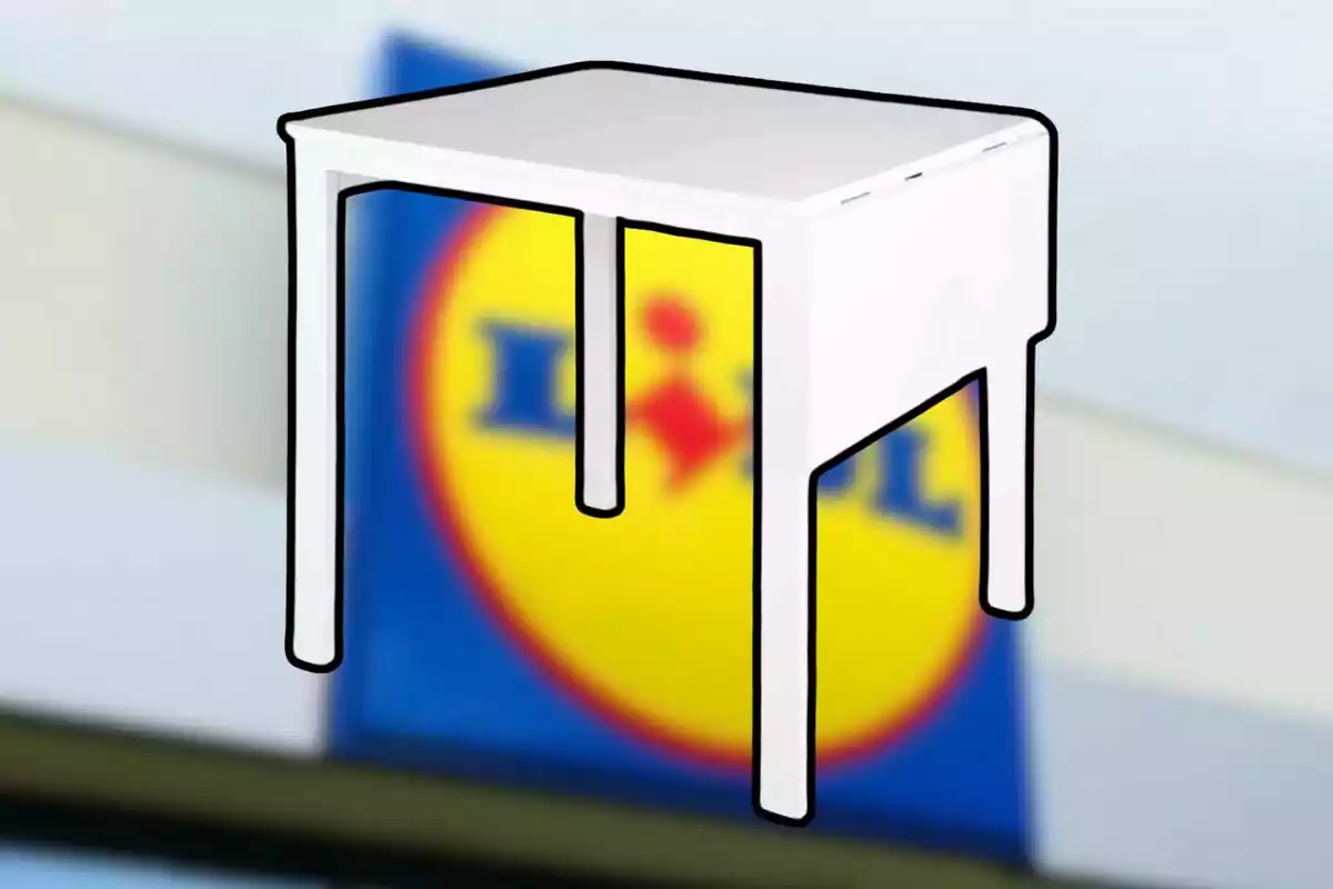 Taula blanca amb el logotip de Lidl de fons. Taula blanca amb el logotip de Lidl de fons.