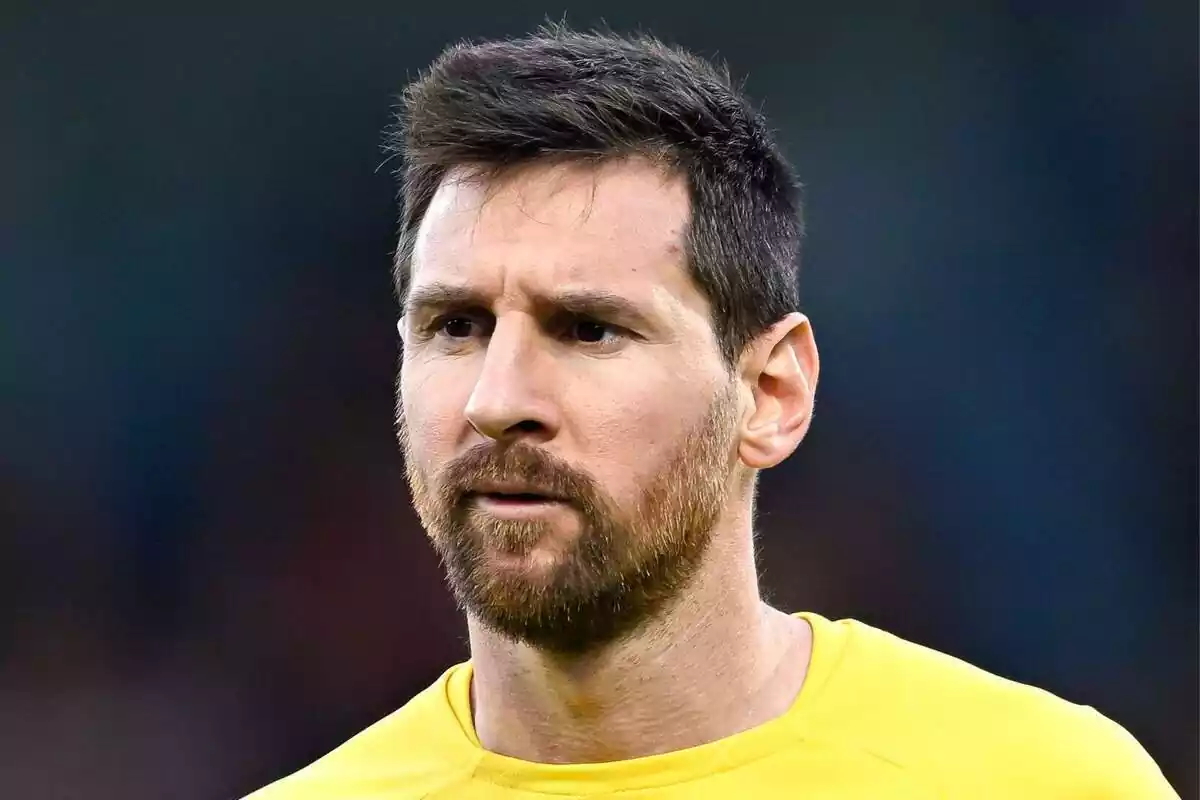 Primer pla de Lionel Messi amb cara seria