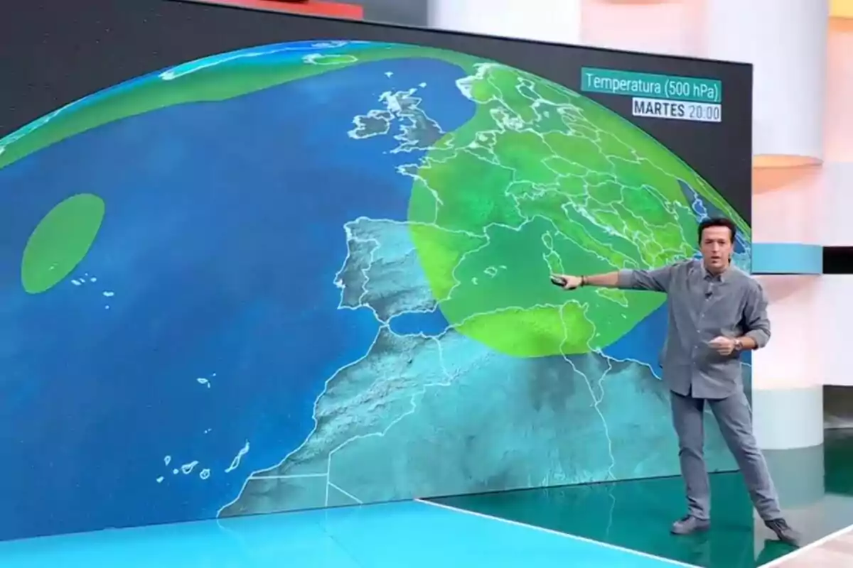 Un presentador de televisió de RTVE està dret davant d'un mapa meteorològic que mostra l'arribada d'una nova DANA a Espanya de cara a dimarts que ve, 12 de novembre de 2024.