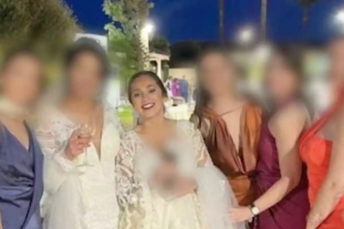 Miriam Corregüela vestida de núvia al casament amb uns convidats