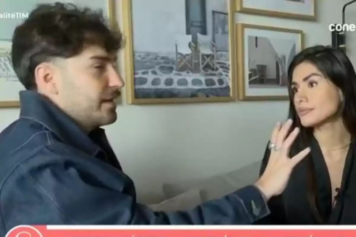 Reporter de 'Socialité' amb Miriam Saavedra parlant en una entrevista Reporter de 'Socialité' amb Miriam Saavedra parlant en una entrevista