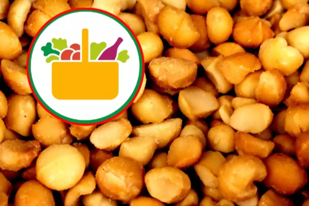 Un logotip de cistella d'aliments sobre un fons de nous. Un logotip de cistella d'aliments sobre un fons de nous.