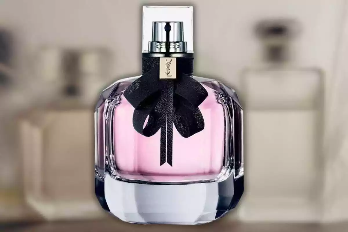 Imatge de fons de diversos flascons de colònia i una altra imatge en primer pla d'un perfum Mon Paris de la marca Yves Saint Laurent