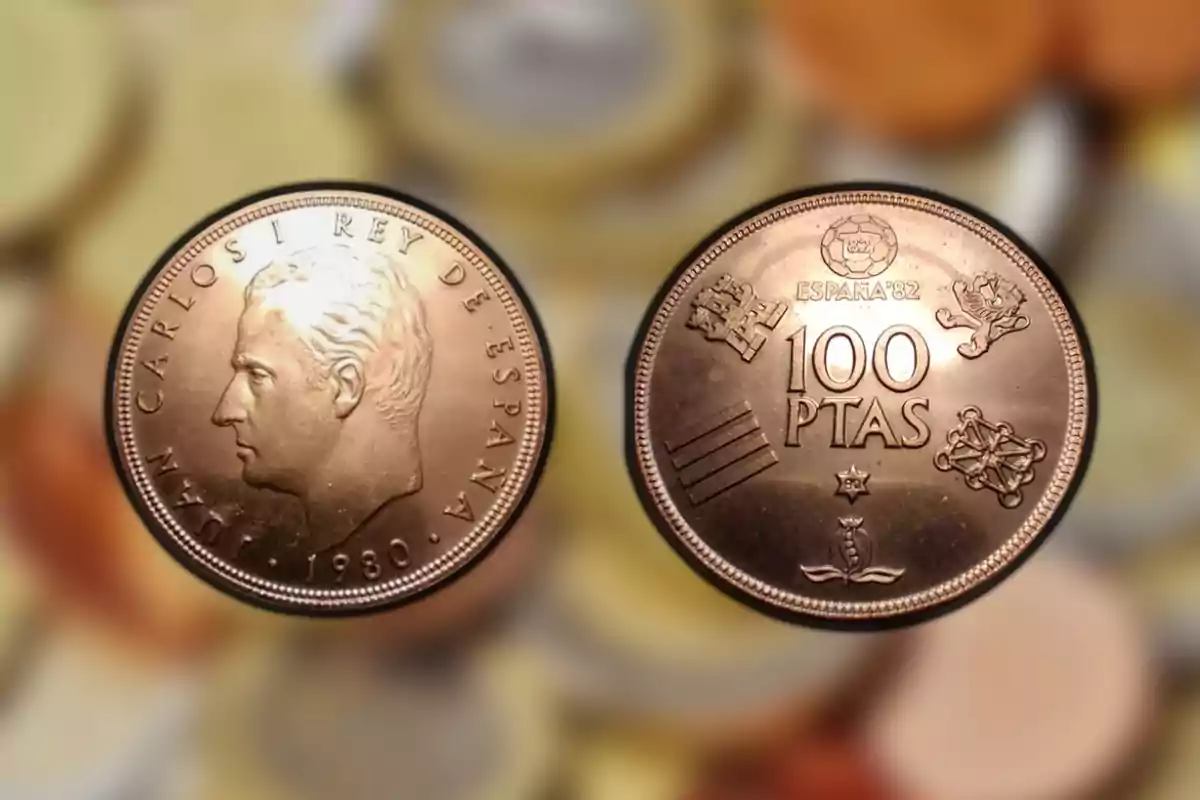 Moneda de 100 pessetes d'Espanya del 1980 amb el perfil d'un monarca i símbols del Mundial de Futbol del 1982. Moneda de 100 pessetes d'Espanya del 1980 amb el perfil d'un monarca i símbols del Mundial de Futbol del 1982.