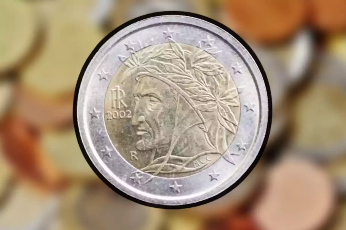 Moneda d?euro italiana amb el retrat de Dante Alighieri envoltat d?estrelles sobre un fons desenfocat d?altres monedes. Moneda d?euro italiana amb el retrat de Dante Alighieri envoltat d?estrelles sobre un fons desenfocat d?altres monedes.