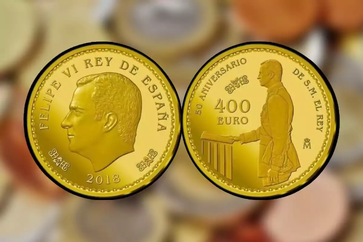Dues monedes commemoratives d'or de 400 euros d'Espanya amb el perfil d'un monarca i una figura de cos sencer en uniforme. Dues monedes commemoratives d'or de 400 euros d'Espanya amb el perfil d'un monarca i una figura de cos sencer en uniforme.