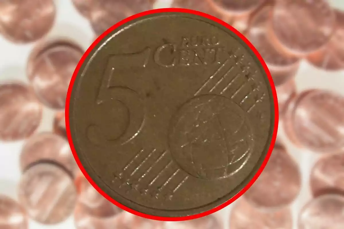 Moneda de 5 cèntims d?euro amb fons d?altres monedes desenfocades. Moneda de 5 cèntims d?euro amb fons d?altres monedes desenfocades.