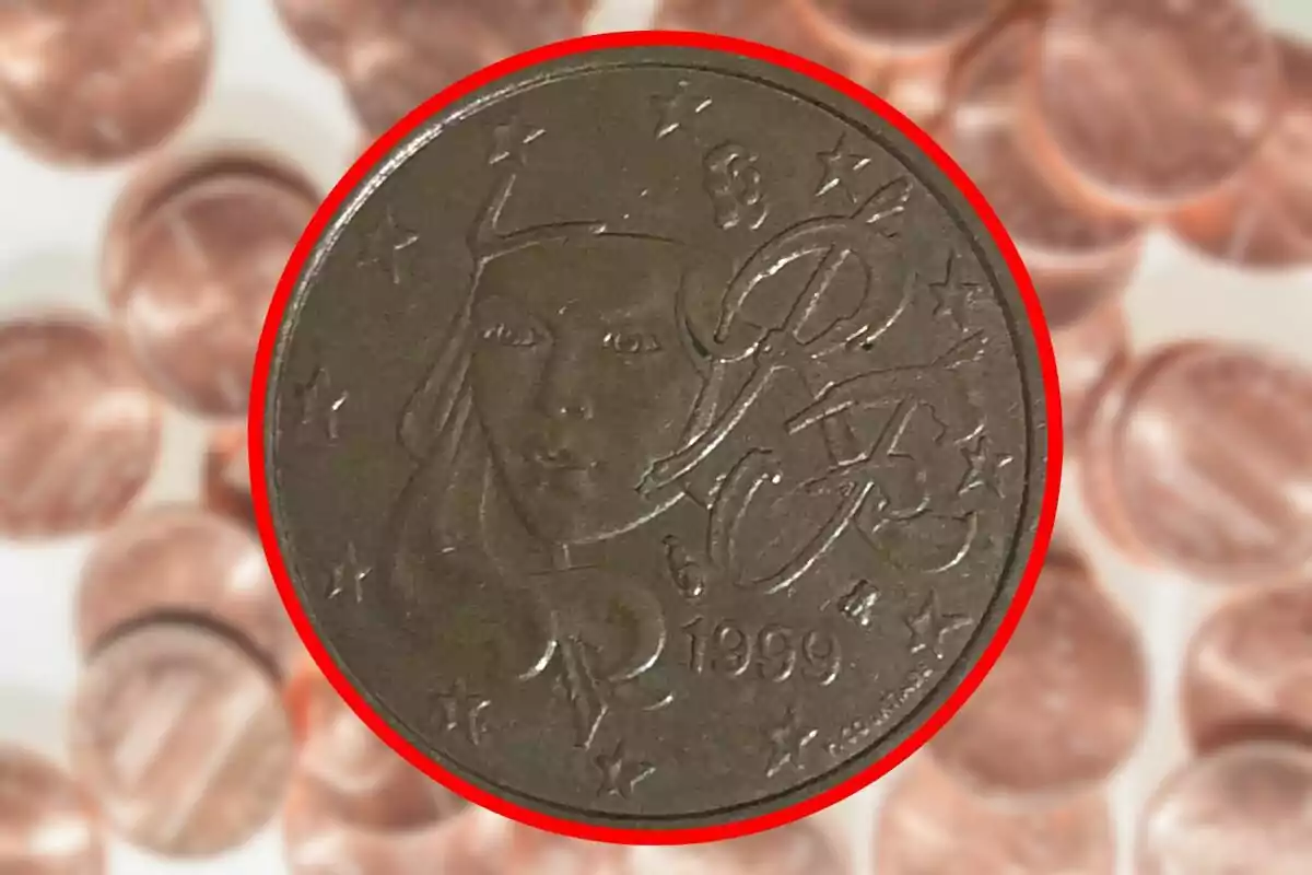 Moneda de 5 cèntims euro de l'any 1999 amb fons d'altres monedes desenfocades. Moneda de 5 cèntims euro de l'any 1999 amb fons d'altres monedes desenfocades.