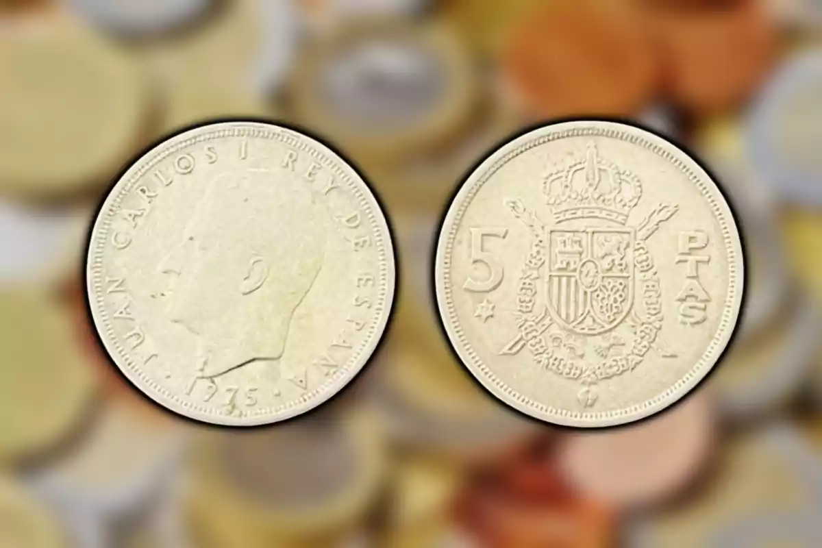 Moneda de 5 pessetes d'Espanya del 1975 amb el perfil d'un monarca i l'escut nacional. Moneda de 5 pessetes d'Espanya del 1975 amb el perfil d'un monarca i l'escut nacional.