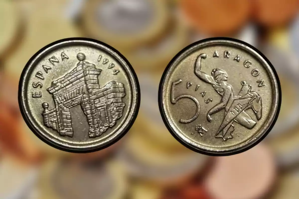 Monedes de 5 pessetes d'Espanya del 1994 amb disseny d'un arc i una figura mitològica. Monedes de 5 pessetes d'Espanya del 1994 amb disseny d'un arc i una figura mitològica.