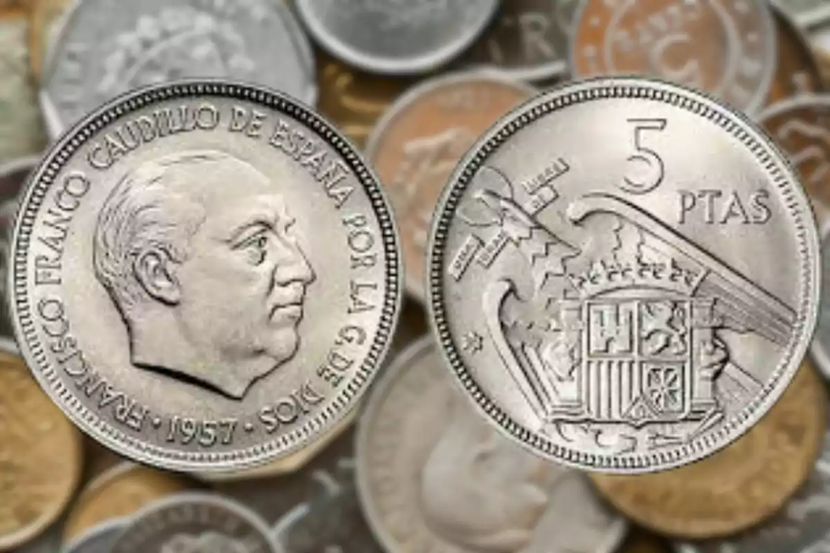 Moneda de 5 pessetes amb la imatge de Francisco Franco i l'escut nacional.