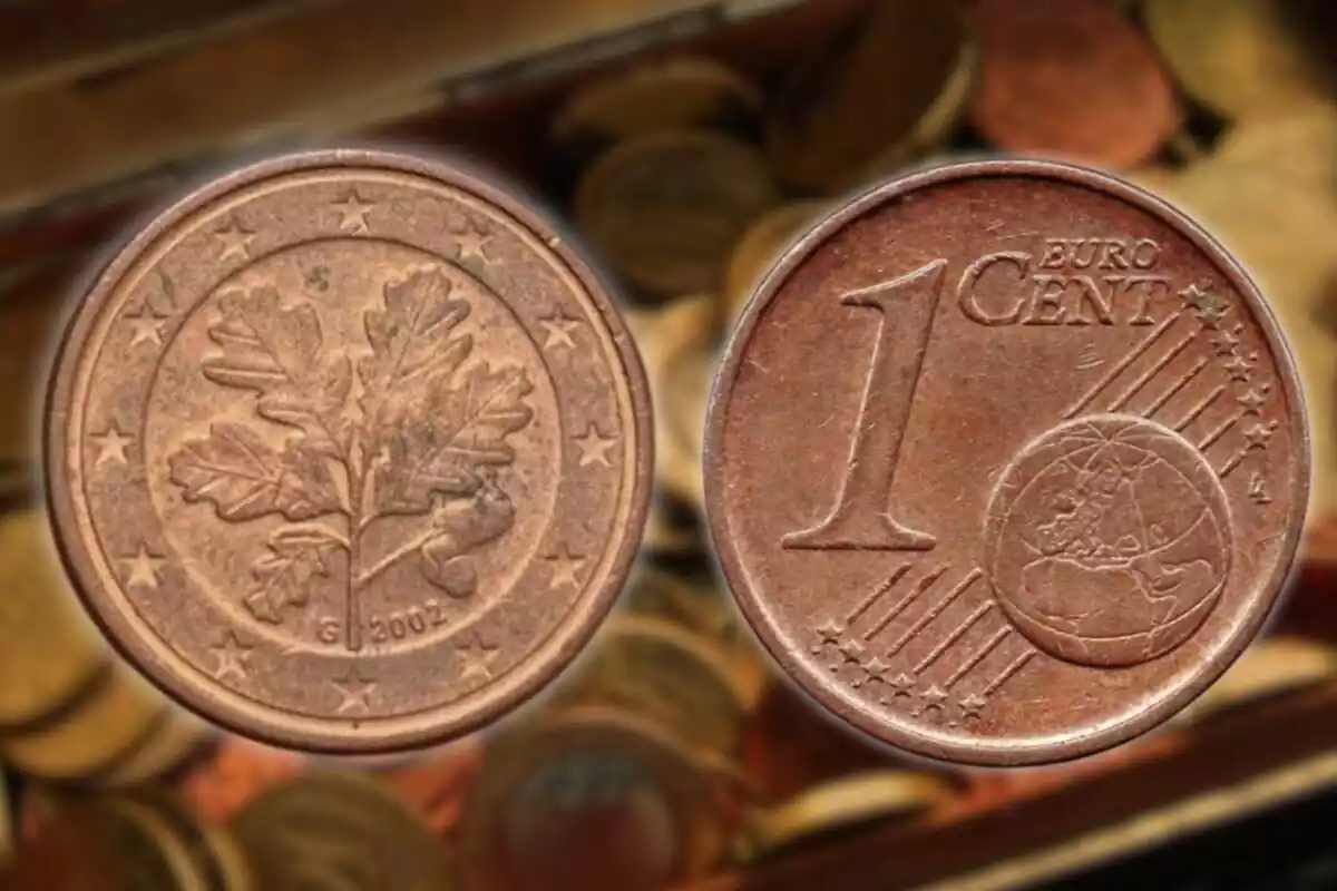 Imatge de fons d´una caixa plena de monedes d´euro i una altra imatge d´una moneda d´1 cèntim de l´any 2002 feta a Alemanya