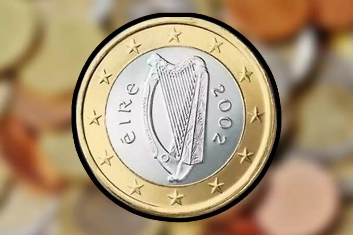 Moneda d’euro irlandesa amb una arpa al centre i la paraula Éire al costat de l’any 2002 Moneda d’euro irlandesa amb una arpa al centre i la paraula Éire al costat de l’any 2002