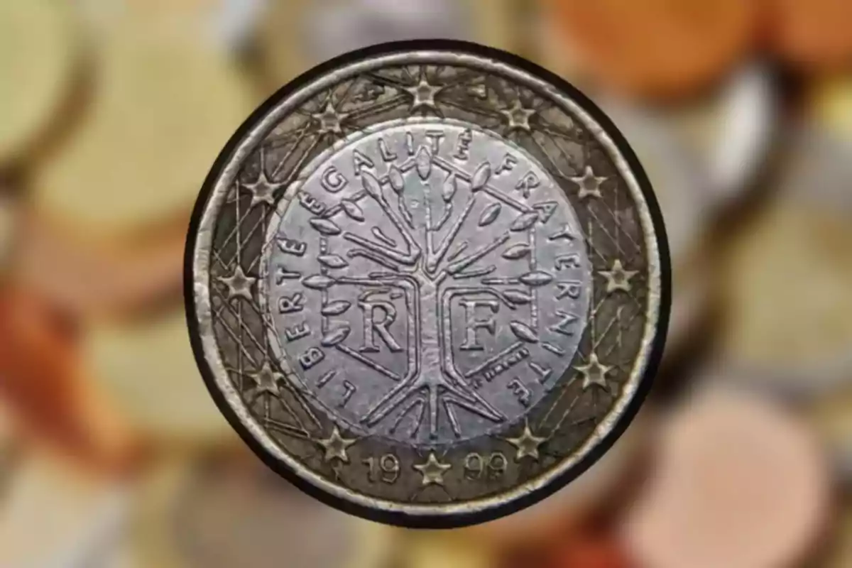 Moneda de dos euros amb disseny francès que mostra un arbre envoltat per les paraules Moneda de dos euros amb disseny francès que mostra un arbre envoltat per les paraules