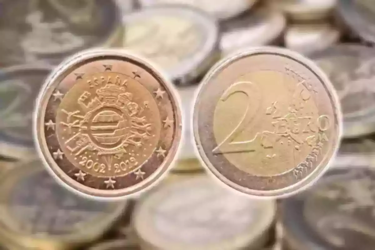 Monedes de dos euros commemoratives d?Espanya en primer pla sobre un fons desenfocat de més monedes. Monedes de dos euros commemoratives d?Espanya en primer pla sobre un fons desenfocat de més monedes.