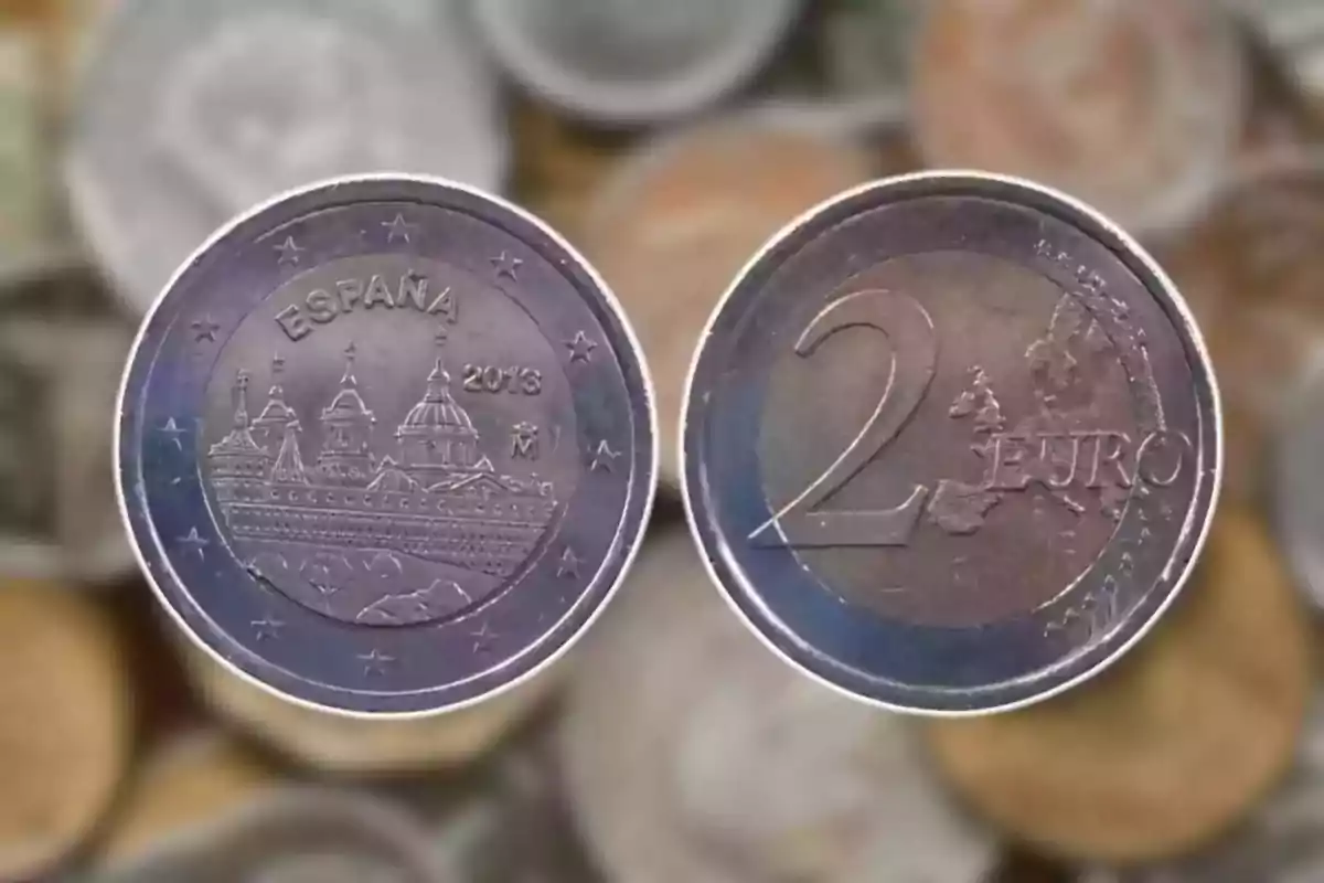 Dues monedes de dos euros amb disseny d'Espanya i mapa d'Europa al fons. Dues monedes de dos euros amb disseny d'Espanya i mapa d'Europa al fons.