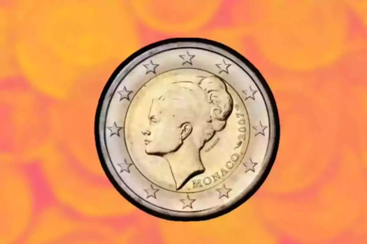 Moneda de dos euros de Mònaco amb perfil d'una figura femenina a un fons taronja.