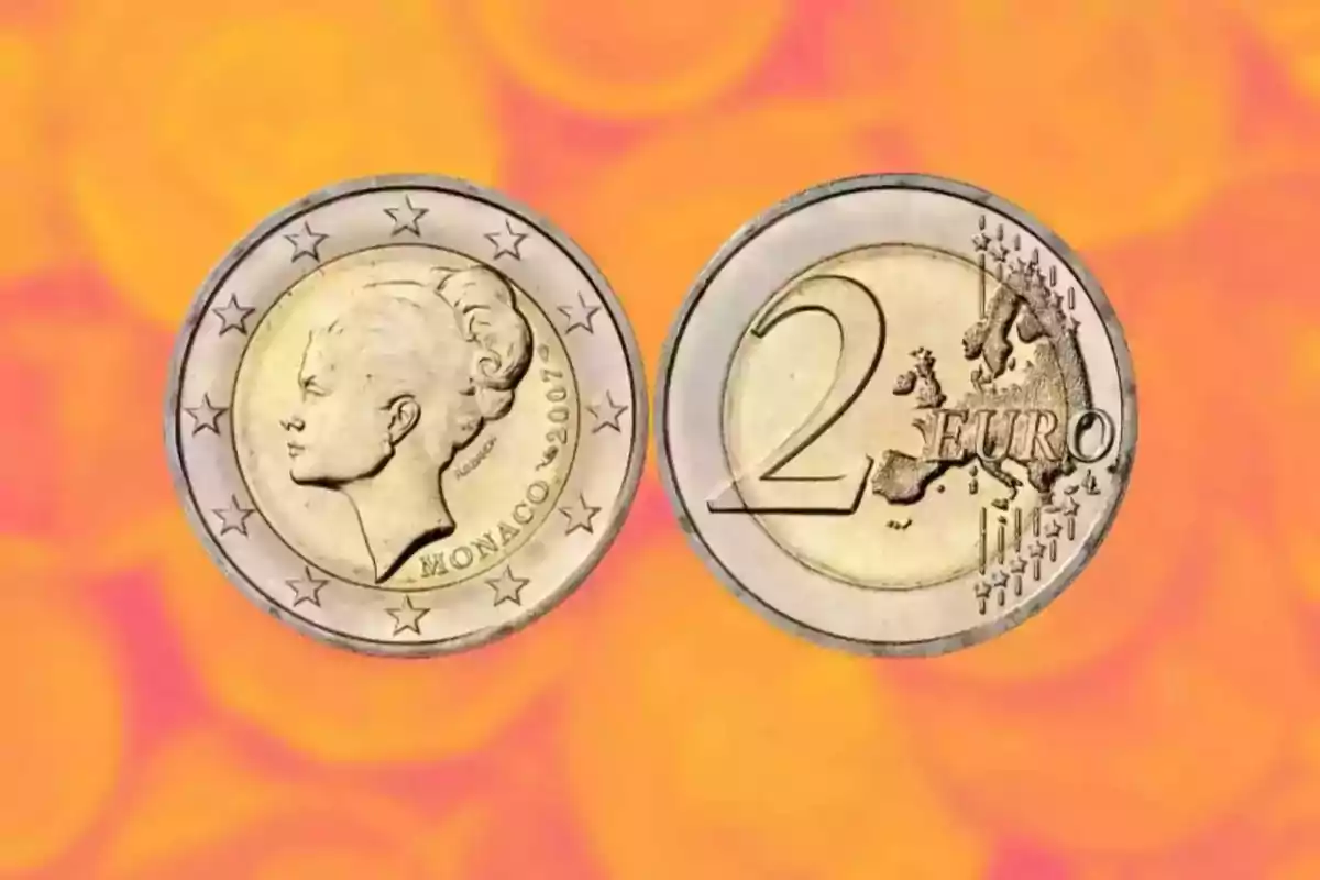 Moneda de 2 euros de Mònaco amb un retrat a un costat i el mapa d'Europa a l'altre sobre un fons taronja.