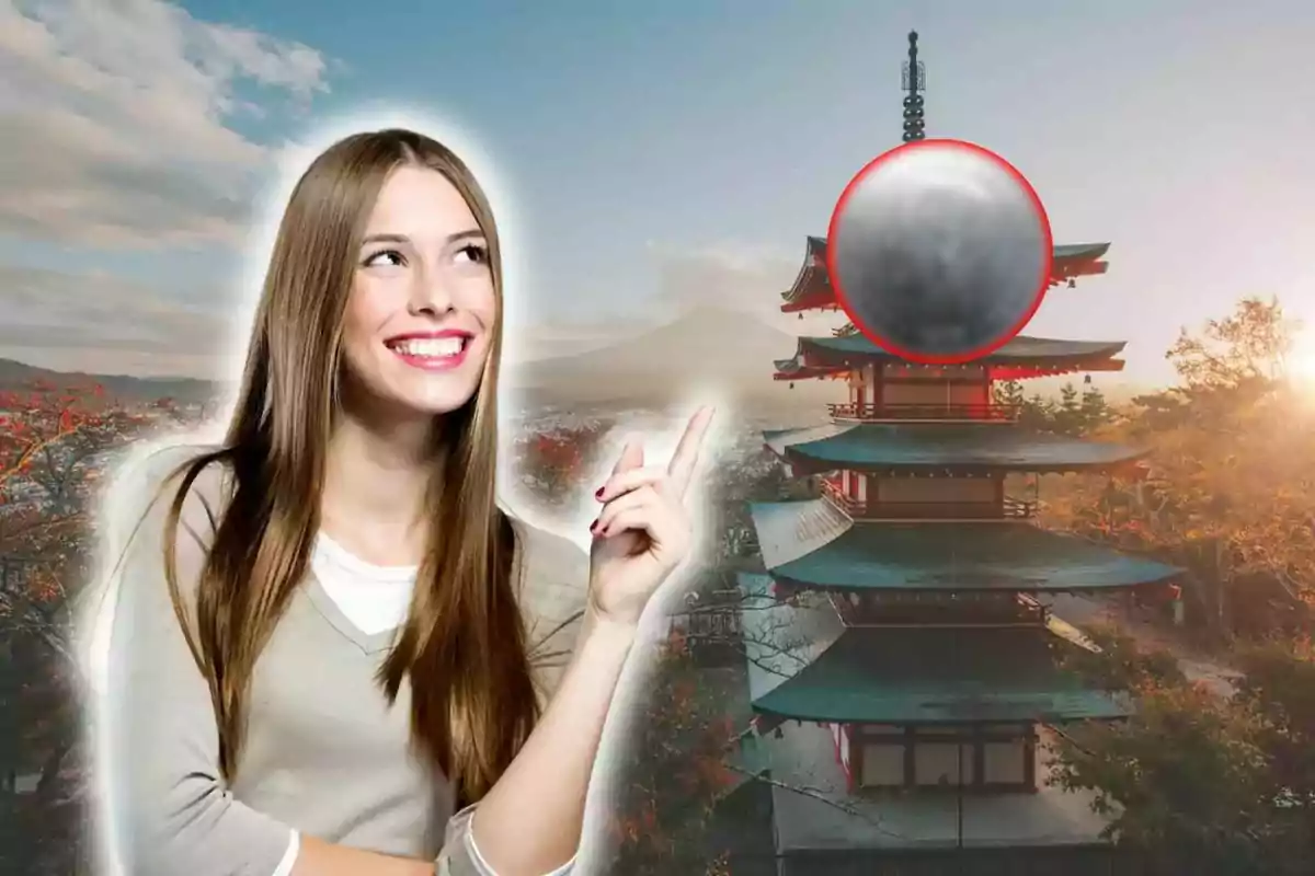 Una dona somrient assenyala cap a una pagoda japonesa amb una esfera metàl·lica a la part superior, mentre el sol es pon a l'horitzó.