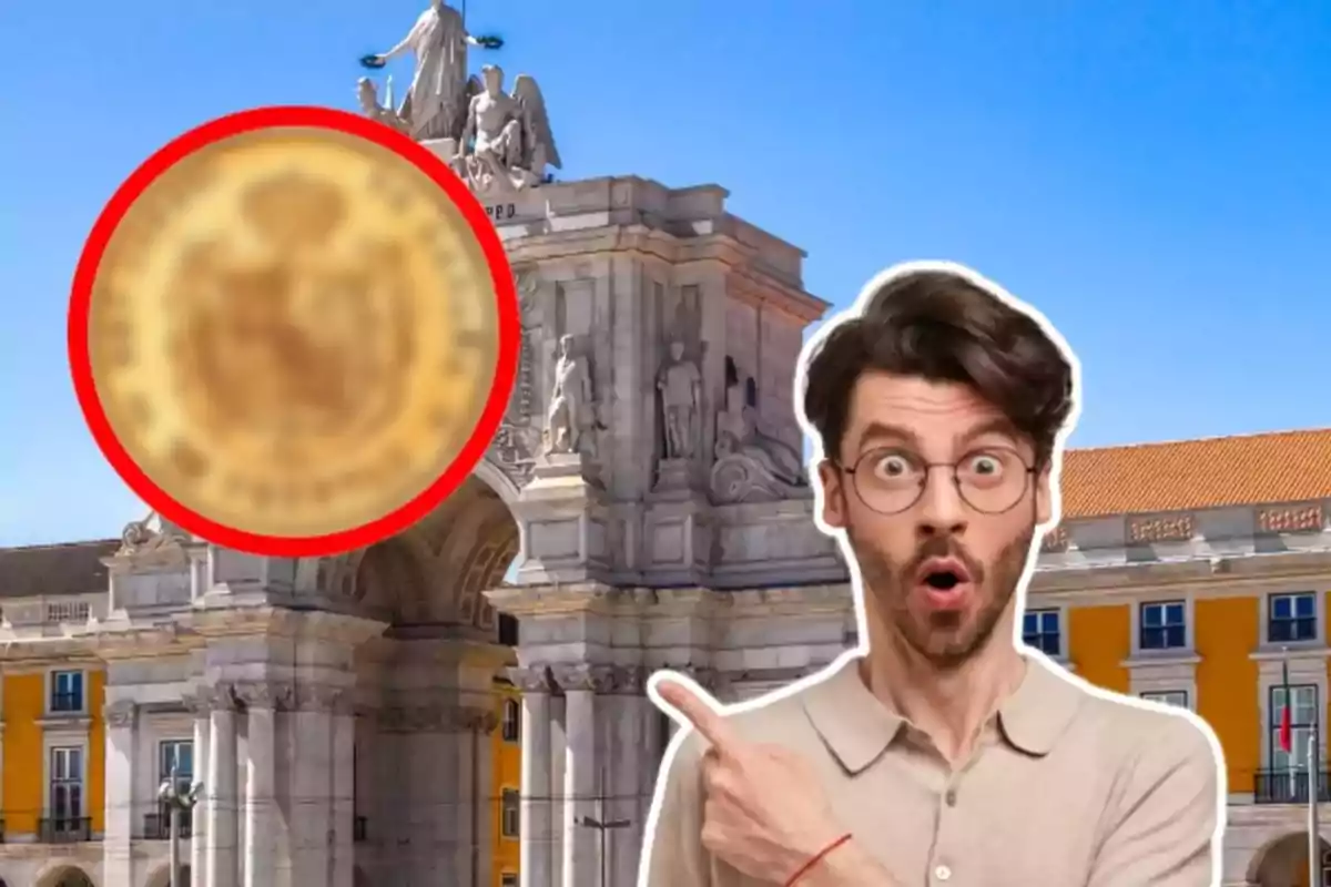 Un home sorprès assenyala una moneda borrosa davant d'un arc monumental en un dia assolellat.