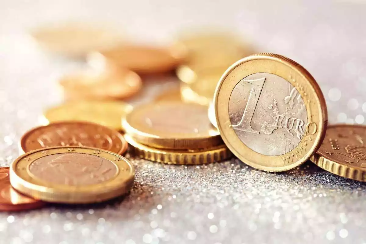 Monedes i cèntims d'euro, damunt d'una superfície brillant