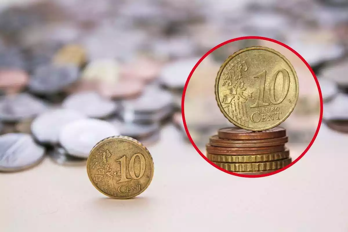 Muntatge amb una moneda de 10 cèntims sobre un munt de monedes i una altra en primer pla