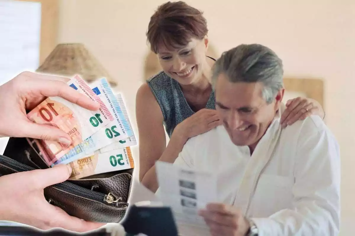 Muntatge amb parella de gent gran i moneder amb bitllets d'euro