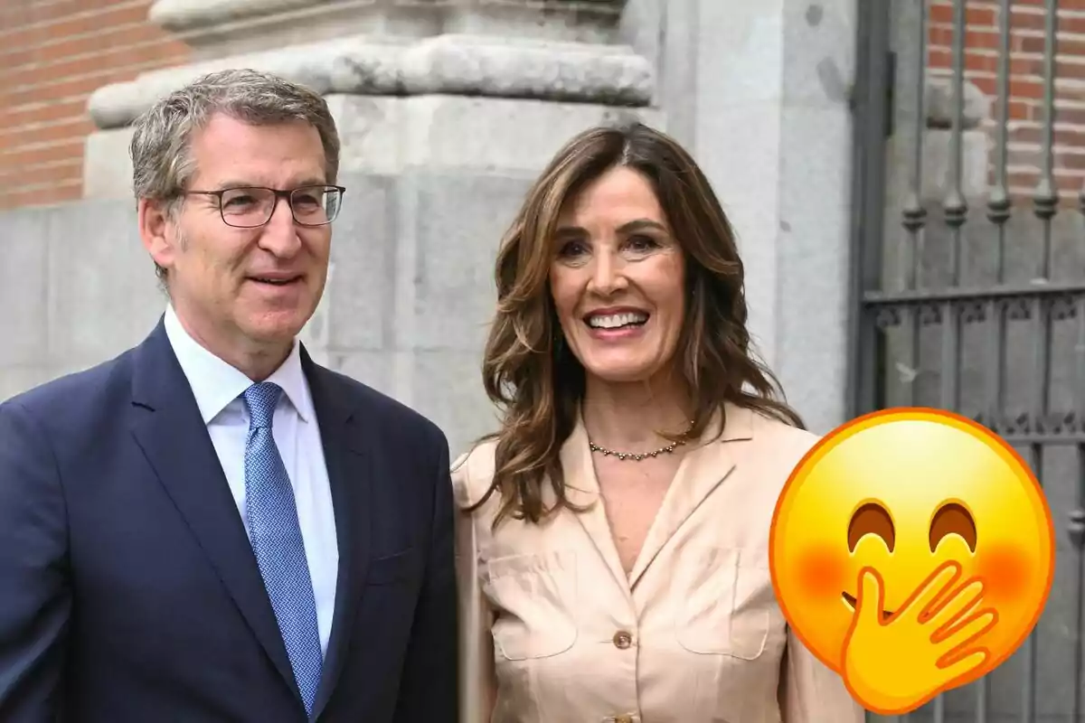 Alberto Núñez Feijoó i Eva Cárdenas somrients posant davant d'un edifici de pedra, amb un emoji de riure cobrint-se la boca superposat a la cantonada inferior dreta.