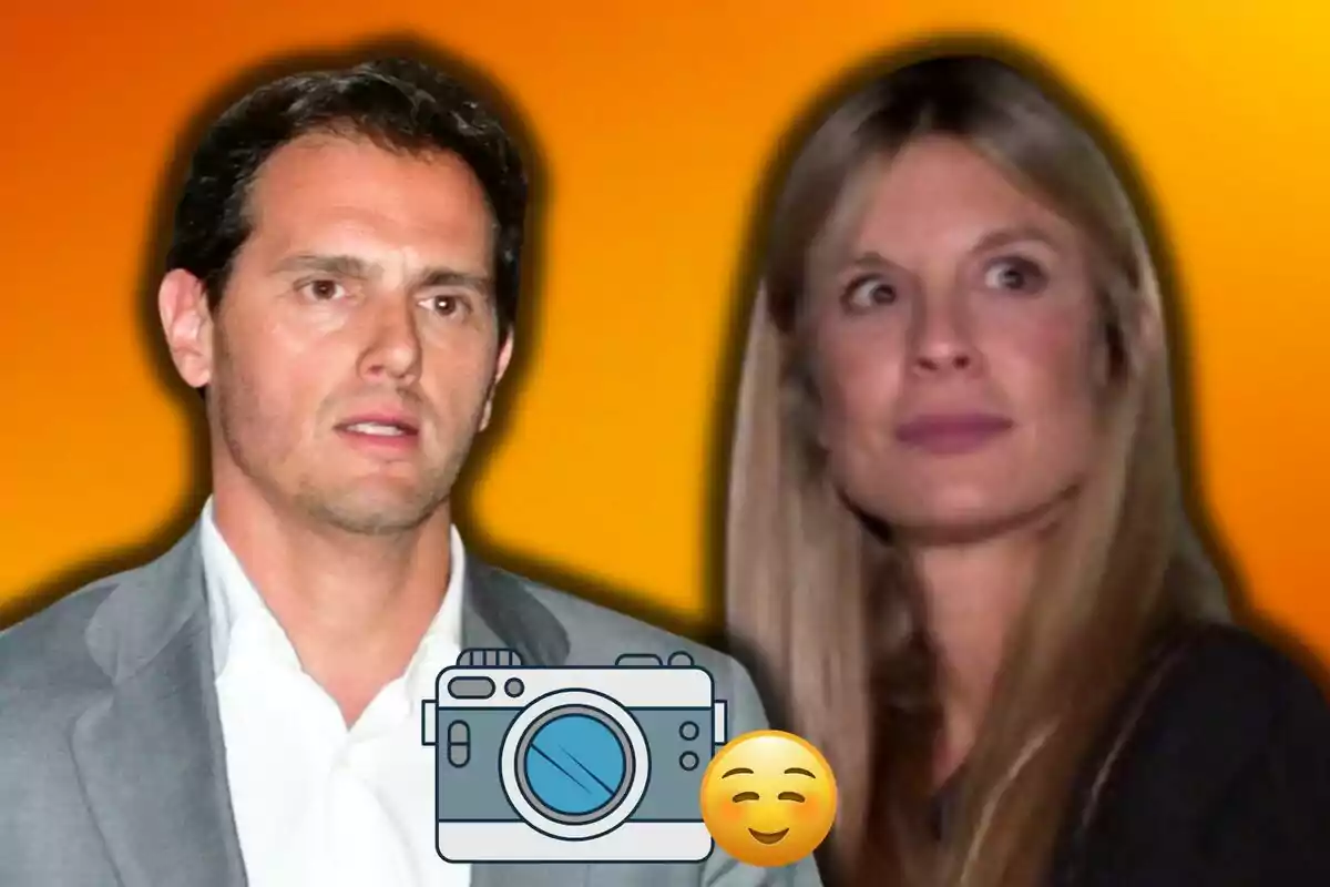 Albert Rivera i Carla Cotterli posant davant d'un fons taronja amb un emoji de càmera i una cara somrient superposats.