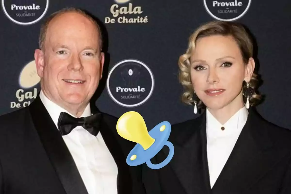 Albert de Mònaco i Charlene vestida de gala posant davant d’un fons amb logotips i un xumet dibuixat sobre la imatge