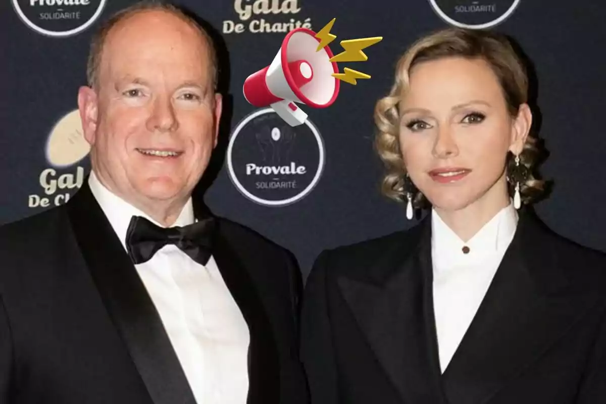 Alberto de Mònaco i Charlene elegantment vestida posen en un esdeveniment de gala amb un fons que mostra logotips de caritat i un megàfon gràfic.