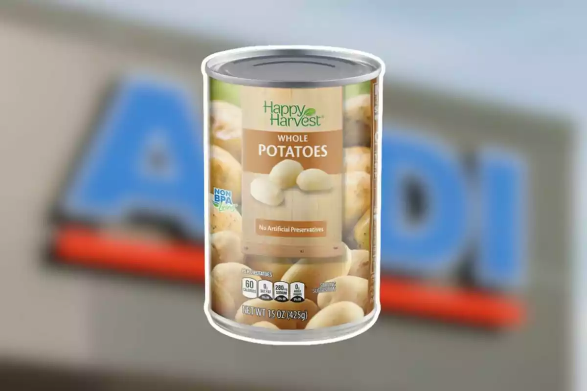 Lata de papas enteras de la marca Happy Harvest frente a un letrero borroso de Aldi Lata de papas enteras de la marca Happy Harvest frente a un letrero borroso de Aldi