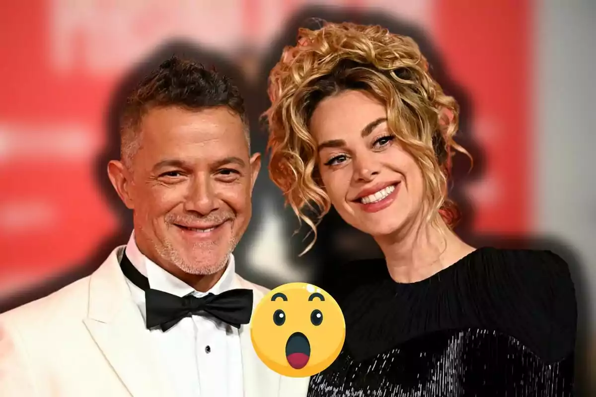 Alejandro Sanz i Candela Peña somrient posant en un esdeveniment elegant amb un emoji de sorpresa en primer pla