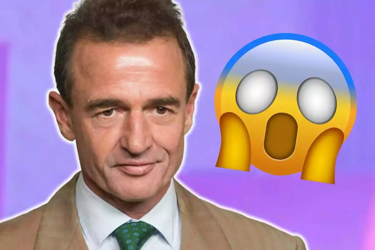 Home amb expressió seriosa amb un emoji sorprès sobre un fons morat.