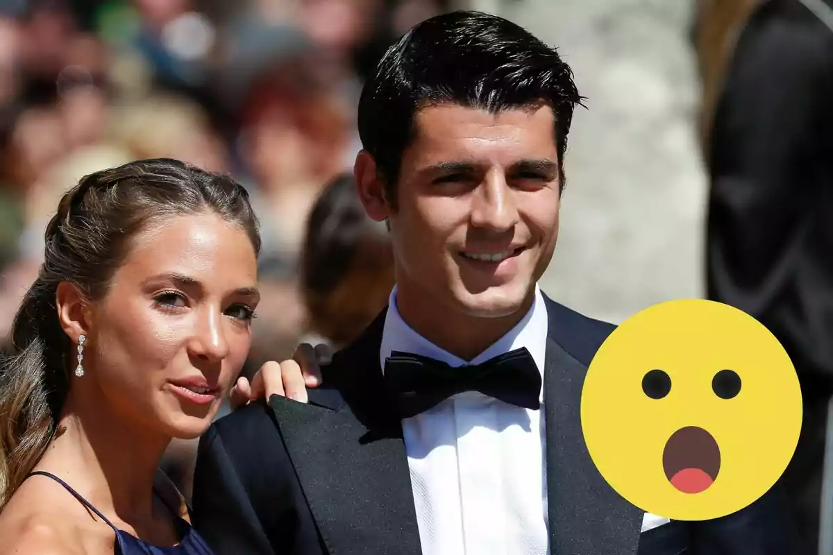 Alice Campello i Álvaro Morata vestida de gala somriu mentre posa per a una foto en un esdeveniment a l'aire lliure, amb un emoji sorprès superposat a la imatge.
