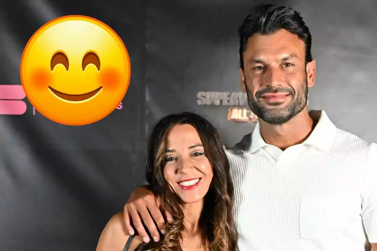 Alicia Peña i Jorge Pérez somrient posant per a una foto amb un emoji de cara somrient superposat a la cantonada superior esquerra.