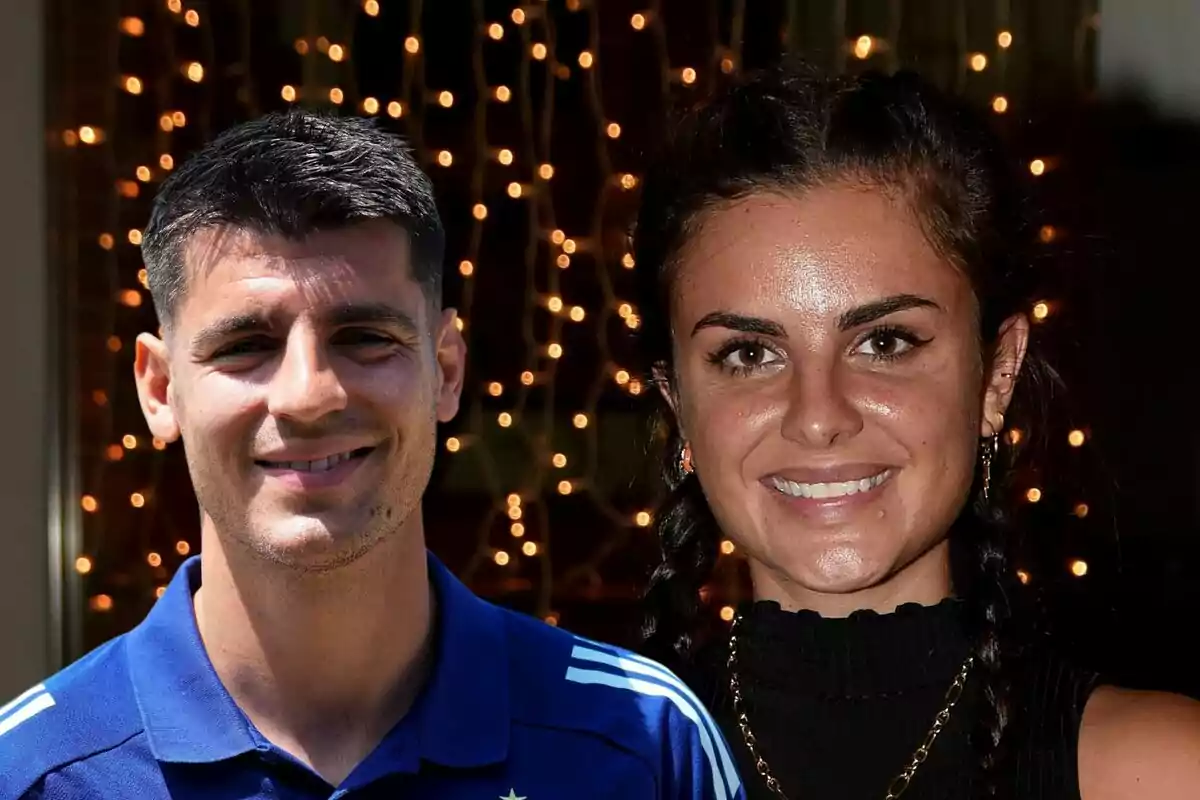 Álvaro Morata i Alexia Rivas somrients posant davant un fons de llums decoratives.