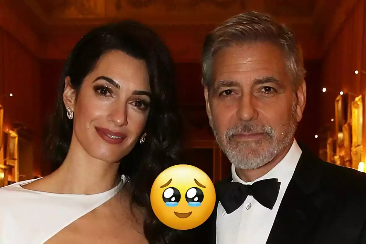 Amal i George Clooney elegantament vestits en un esdeveniment amb un emoji emocionat superposat.